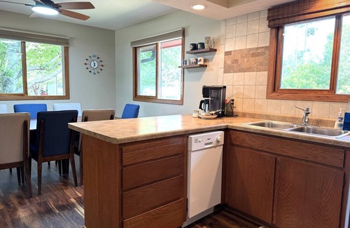 Cable Casa | Easy access to ski and bike trails. Walk to Cable restaurants & shops.