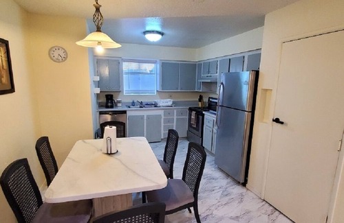 North Center Revitalization Association Apartamento | Easy Access to the Tri Cities!