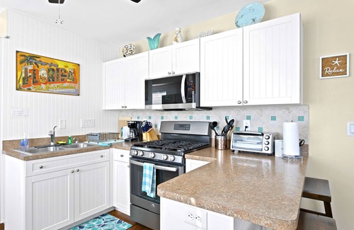Capri Isle Casa | easy access to beach, large family retreat, huge outdoor area