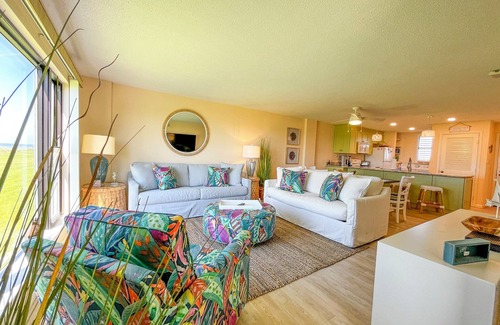 Indian Beach Condominio | Easy Breezy-Oceanfront 1st floor condo in Fun-Filled Summer Winds Resort!