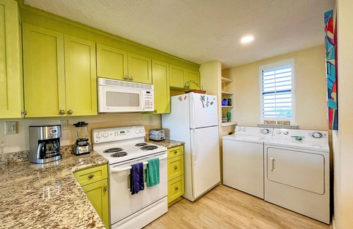 Indian Beach Condominio | Easy Breezy-Oceanfront 1st floor condo in Fun-Filled Summer Winds Resort!