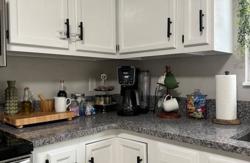 Sweetwater Casa | EASY checkout, Remodeled dollhouse w/KING pets ok