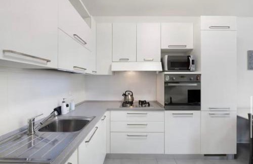 Albate Apartamento | Easy Como Stay con parcheggio gratuito Collegamento con la Svizzera