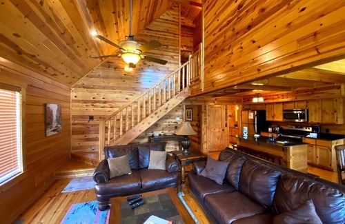 White Oak Lodge Cabina | Easy Drive Resort Cabin w/ Hot Tub, Mtn View, and Resort Pool Near National Park