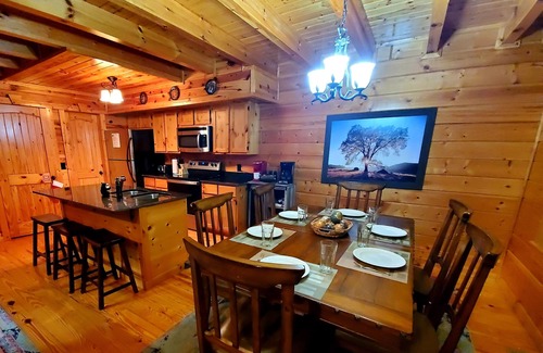 White Oak Lodge Cabina | Easy Drive Resort Cabin w/ Hot Tub, Mtn View, and Resort Pool Near National Park