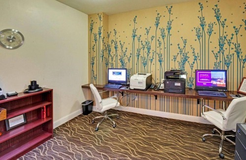 Parkrose Casa | Easy for the airport, surrounded by greenery