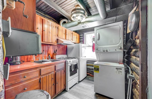 Blakeslee Casa | Easy Interstate Access: Original Poconos Log Cabin