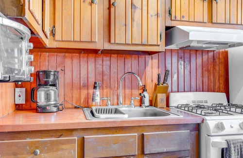 Blakeslee Casa | Easy Interstate Access: Original Poconos Log Cabin