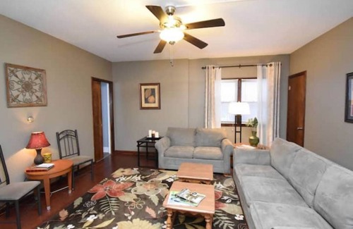McHenry Apartamento | Easy walk to downtown McHenry @ the heart of the Fox Rive