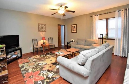 McHenry Apartamento | Easy walk to downtown McHenry @ the heart of the Fox Rive