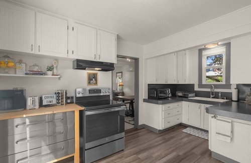 Newberg Casa | Easy walk to wineries/food/shops!