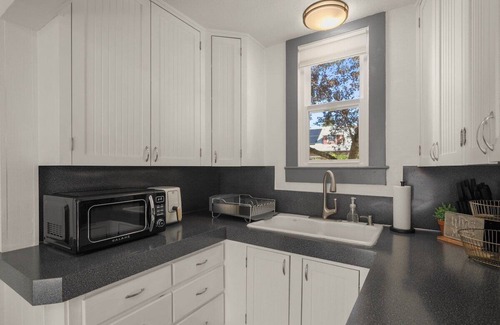 Newberg Casa | Easy walk to wineries/food/shops!