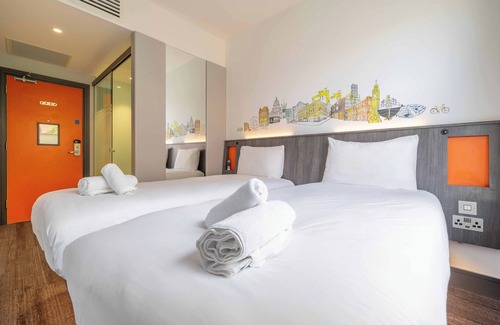 Belfast Central District Casa | easyHotel Belfast