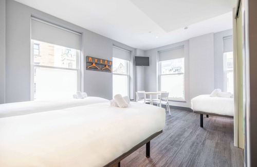 Belfast Central District Casa | easyHotel Belfast