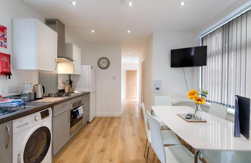 Cwmbrwla Apartamento | Eaton House 2 - TV in Every Bedroom!