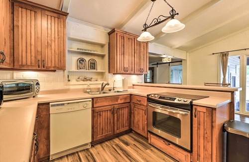 Milledgeville Cabina | Eatonton Getaway on Lake Sinclair w/ Dock!