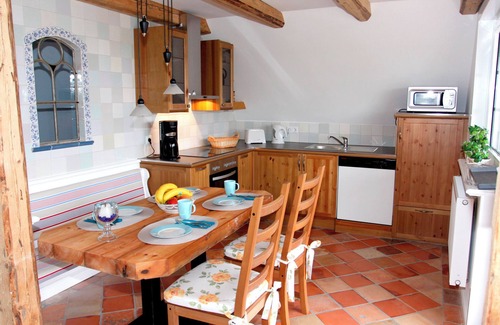 Galmsbull Apartamento | Ebb and flow - thatched roof house, garden, sauna