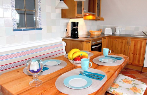 Galmsbull Apartamento | Ebb and flow - thatched roof house, garden, sauna