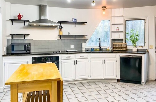 Normal Casa | Eccentric Geodesic Dome-Home! Near Downtown Hville