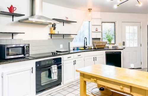 Normal Casa | Eccentric Geodesic Dome-Home! Near Downtown Hville