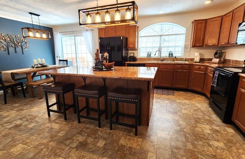 McArthur Cabina | Echo Hill - cabin close to Hocking Hills, comfortable, king suite, hot tub!