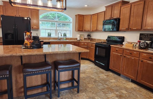 McArthur Cabina | Echo Hill - cabin close to Hocking Hills, comfortable, king suite, hot tub!