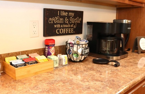 McArthur Cabina | Echo Hill - cabin close to Hocking Hills, comfortable, king suite, hot tub!