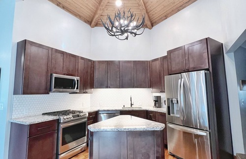 South Shore Cabina | Echo Summit Cabin: Family Friendly - Modern - Hot Tub - River - Fire Pit!