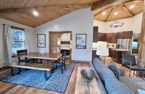 South Shore Cabina | Echo Summit Cabin: Family Friendly - Modern - Hot Tub - River - Fire Pit!