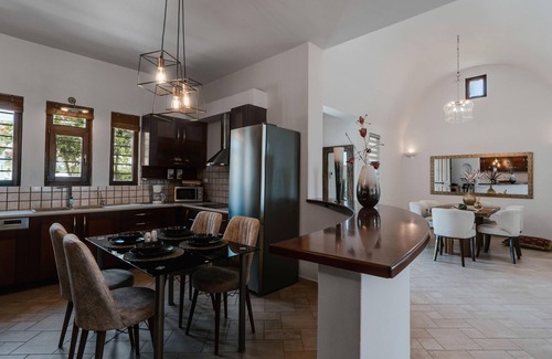 Kamari Villa | Echo Villa