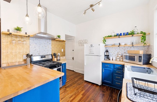 Cooper-Young Historic District Casa | Eclectic 2 Bed/1 Bath Near Cooper Young/Liberty Bowl with Clawfoot Tub!