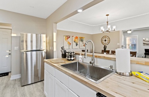 North Milwaukee Apartamento | Eclectic 2 Bed Apt W/ Parking Near State Forest