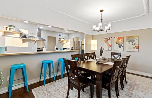 North Milwaukee Apartamento | Eclectic 2 Bed Apt W/ Parking Near State Forest