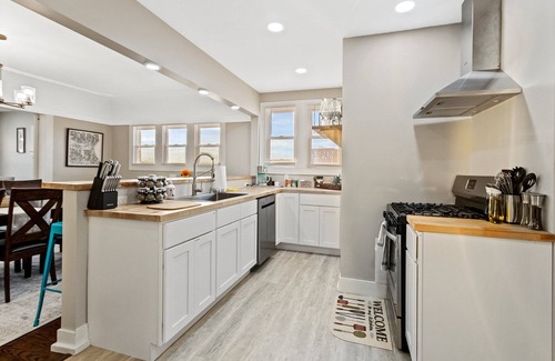 North Milwaukee Apartamento | Eclectic 2 Bed Apt W/ Parking Near State Forest