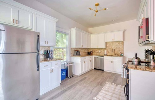 King Casa | Eclectic 2BR - Victorian Charm - Steps to Fun
