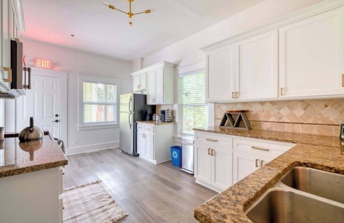 King Casa | Eclectic 2BR - Victorian Charm - Steps to Fun