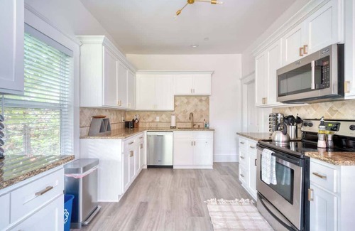 King Casa | Eclectic 2BR - Victorian Charm - Steps to Fun