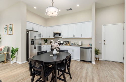 North Park Apartamento | Eclectic : 65” TVs : Fast Wi-Fi : Parking : Pets : Bohemian