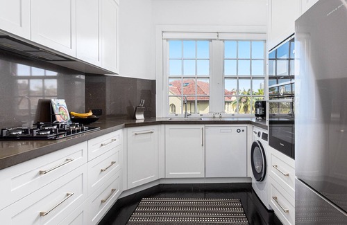Bellevue Hill Apartamento | Eclectic Art Deco Retreat in Harborside Enclave, Double Bay