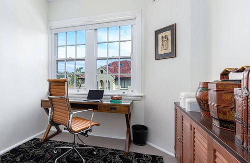 Bellevue Hill Apartamento | Eclectic Art Deco Retreat in Harborside Enclave, Double Bay