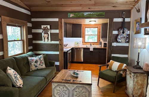 Fort Payne Casa | Eclectic Cabin l Near Desoto State Park & Falls