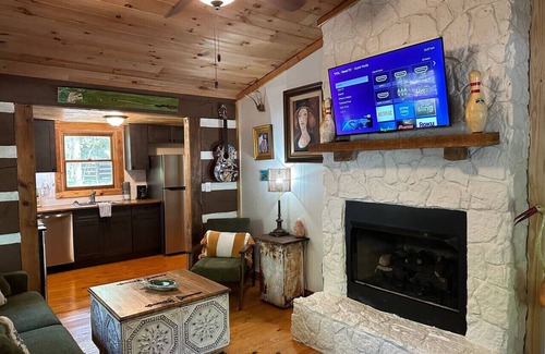 Fort Payne Casa | Eclectic Cabin l Near Desoto State Park & Falls