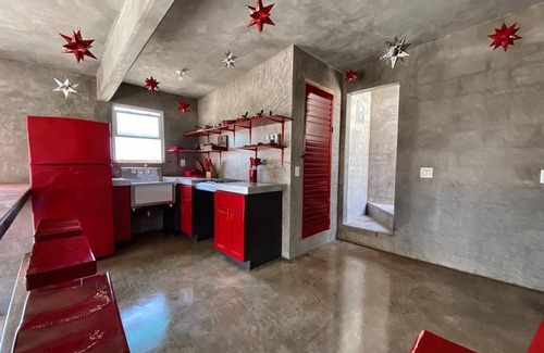 Ensenada Apartamento | Eclectic Cliffside Den with Hanging Living Area