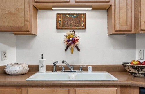 Southside Casa | Eclectic Condo 5-min to Meow Wolf