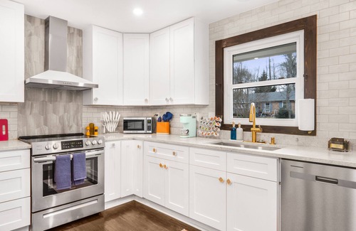 Toddville Road Casa | Eclectic Escape: 3bd - Backyard - 10min to Airport