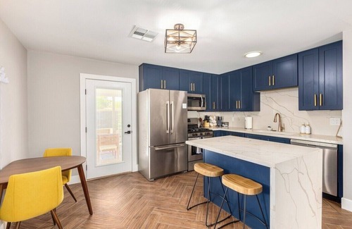 New Papago Parkway Casa | Eclectic Escape Pool, Murals & Outdoor Fun | Sleeps 6