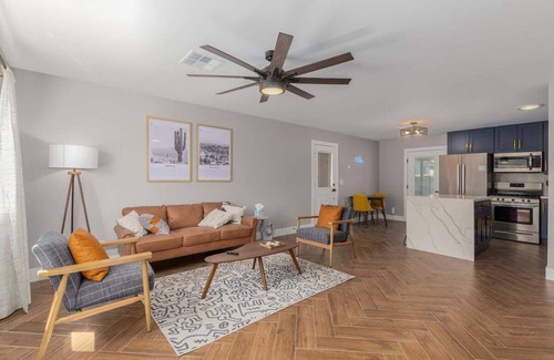 New Papago Parkway Casa | Eclectic Escape Pool, Murals & Outdoor Fun | Sleeps 6