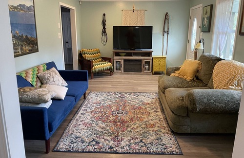 Maryville Casa | Eclectic Oasis: Spacious mid-century home; beautifully decorated- ready for you!