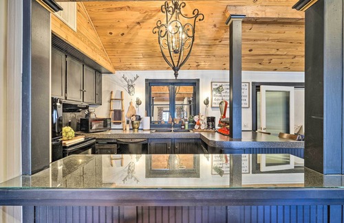 Eureka Springs Historic District Cabaña | Eclectic 'Osage Cottage' in Historic District