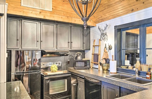 Eureka Springs Historic District Cabaña | Eclectic 'Osage Cottage' in Historic District